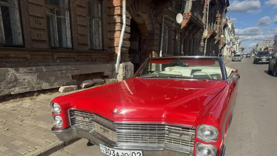 В Самаре на ул. Фрунзе был замечен Cadillac Deville 1965 года