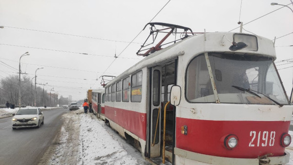 В Самаре из-за потопа 9 марта образовалась пробка из трамваев на ул. Ново-Садовой