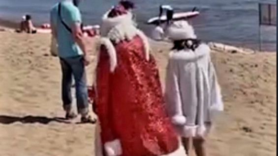 Под Самарой на знойном пляже заметили Деда Мороза и Снегурочку