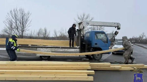 В Самарской области у грузового автомобиля на ходу выпали строительные доски