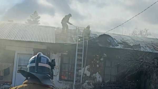 В Самарской области 6 апреля тушат крупный пожар в жилом доме 