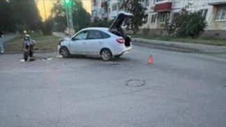 В Тольятти мотоциклист проехал на красный свет и врезался в автомобиль 