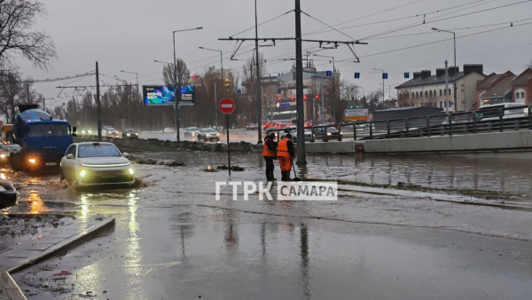 Самара вместе с трамваями ушла под воду