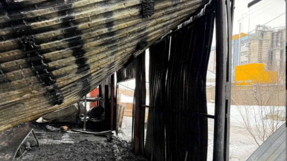 Из пожара на складе в центре Тольятти спасли человека