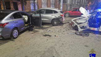 В Самаре 23-летний водитель проехал на красный и устроил массовое ДТП