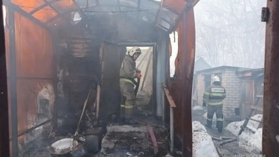 Следователи выехали на место гибели двух человек в пожаре и взрыве под Самарой