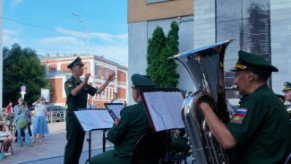 В Самаре военный оркестр из гвардейского мотострелкового полка ЦВО устроил концерт