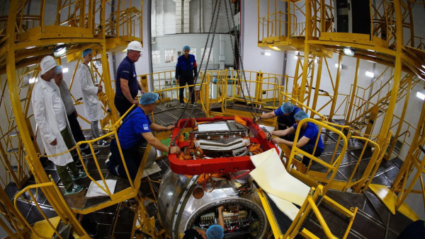 В самарском РКЦ Прогресс показали кадры подготовки биологического спутника Бион-М №2