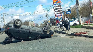 «Завалился на крышу на глазах у детей»: в Самаре на улице Авроры перевернулся автомобиль