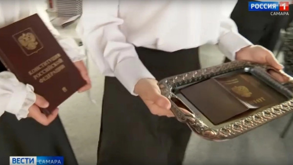 Вячеслав Федорищев торжественно вручил паспорта юным самарцам