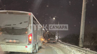 Сотни машин застряли в многокилометровой пробке на Южном мосту в Самаре