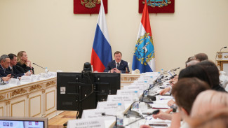 Дмитрий Азаров обсудил вопросы контроля проектов и помощи участникам СВО с членами Общественной палаты региона