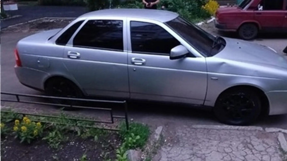 В Самаре водитель Lada Priora сбил двоих пешеходов и сбежал с места ДТП