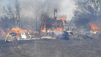 Под Самарой вспыхнула 1000 квадратных метров построек