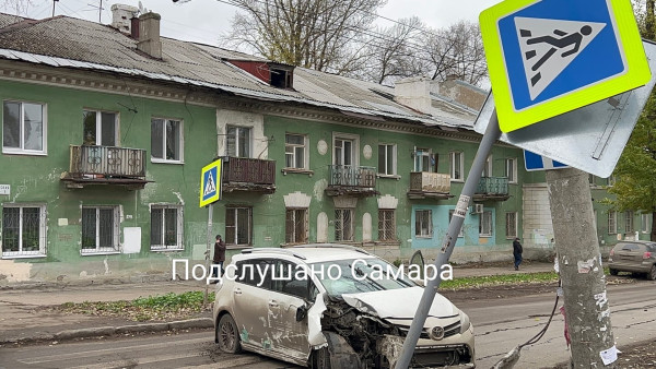 «Столб сломали почти пополам»: в Самаре столкнулись две иномарками на улице Свободы