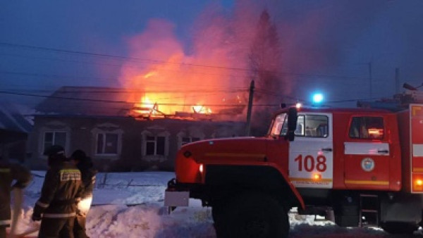 Вечером 4 января 2026 года в селе Кинель-Черкассы вспыхнул частный дом 