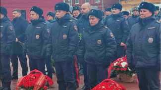 В Самаре возложили цветы к мемориалу погибшим сотрудникам МВД 