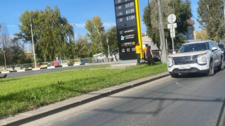 В Самаре мотоциклист попал в аварию на въезде на заправку