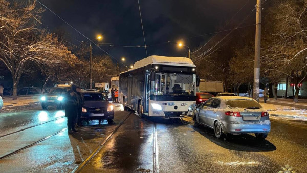 В Самаре автобус столкнулся с двумя легковыми, пострадали дети