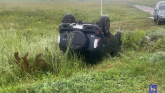 Женщина на Niva вылетела в кювет и перевернулась в Самарской области 