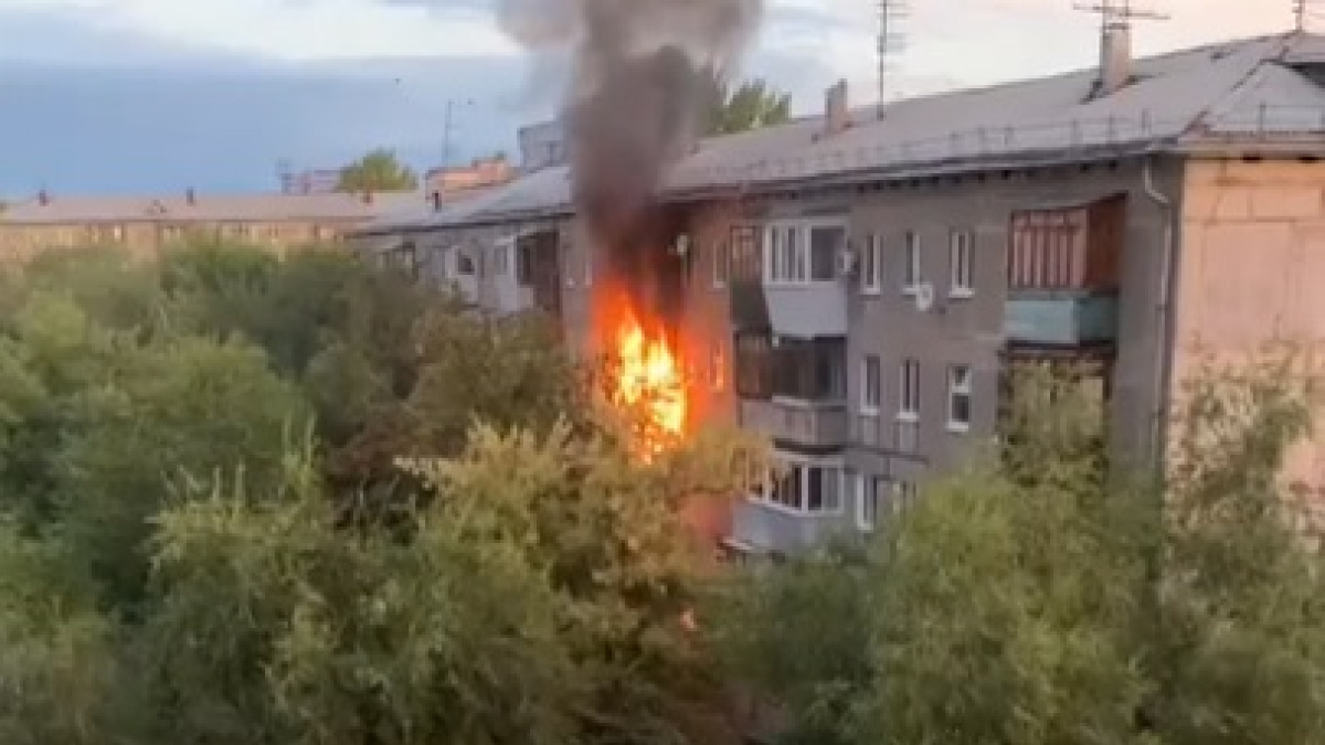 Зимой у бабушки сгорел дом. Бабка пожар. Пожар на балконе. Бабка пожар Королевна.