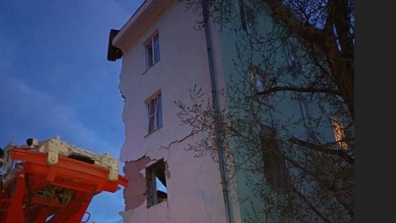 МЧС опубликовало кадры разбора завалов рухнувшего в результате атаки БПЛА подъезда в Сызрани