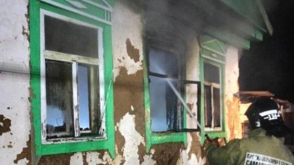 В Самарской области мужчину спасли из горящего дома