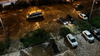 Сотрудники РКС-Самара работают на месте прорыва на улице Мичурина
