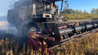 Комбайн вспыхнул во время работы в Самарской области 