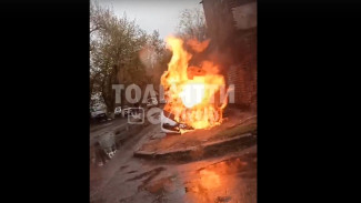 В Самарской области загорелся автомобиль такси