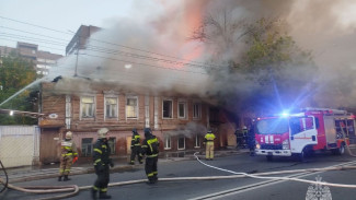Огонь уничтожил три дома в центре Самары