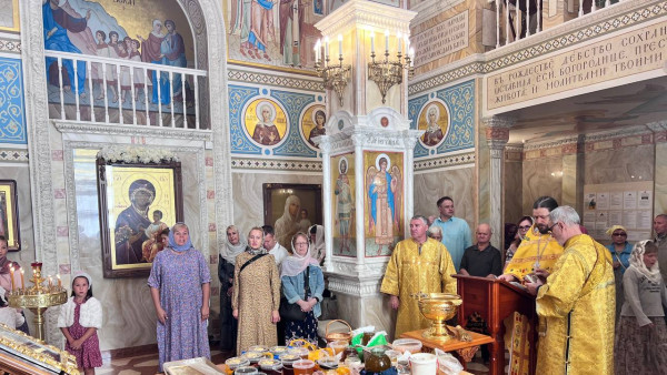 В храмах Самарской митрополии 14 августа массово освящают мёд