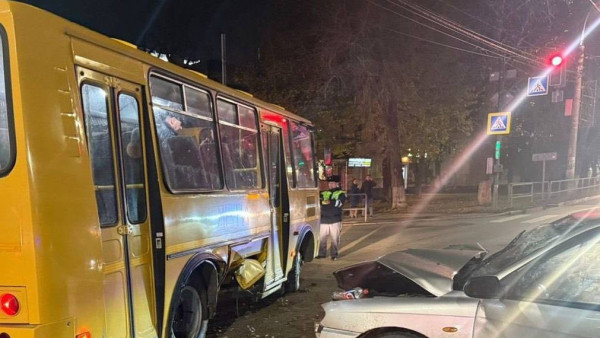 В Самаре на проспекте Кирова легковой автомобиль врезался в автобус с детьми, пострадали 8 человек