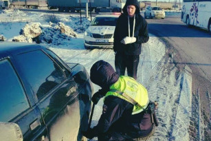 Под Самарой сотрудники ДПС спасли замерзающего водителя со сломанной рукой и ребёнка