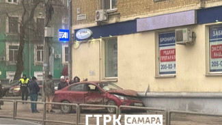 Красная иномарка влетела в здание: фото ДТП в центре Самары 7 декабря