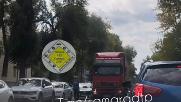 Движение парализовало на Волжском проспекте в Самаре из-за крупного ДТП