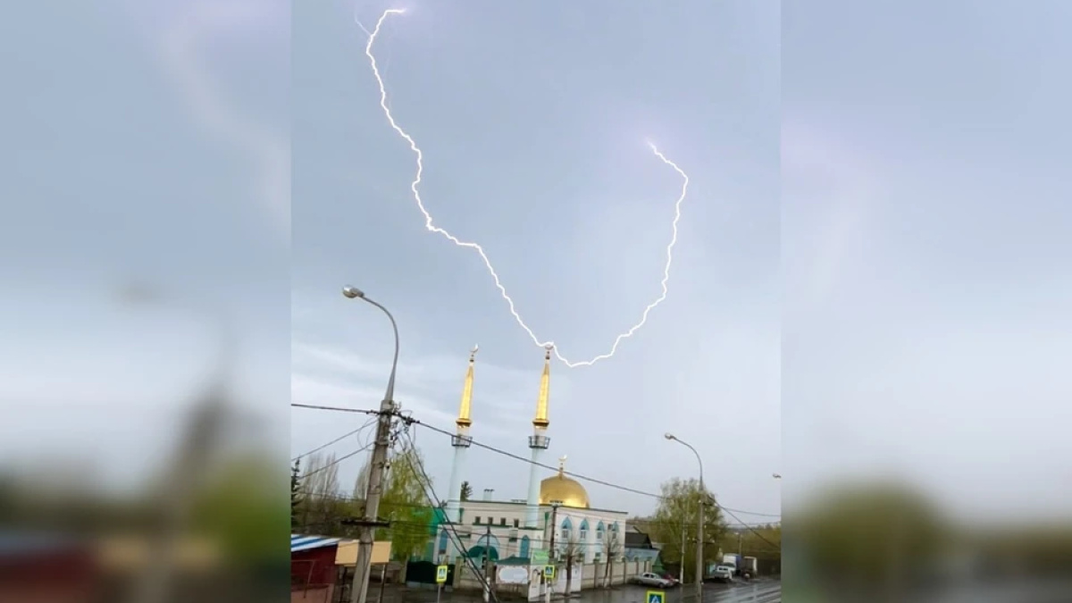 В Самаре полумесяц на мечети принял на себя удар молнии – Новости Самары и  Самарской области – ГТРК Самара