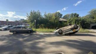 В Самаре такси опрокинулось на крышу после ДТП: есть пострадавшие