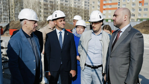 Губернатор Вячеслав Федорищев проинспектировал строительство детского сада в микрорайоне «Калина» в Тольятти
