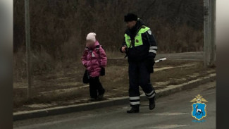 Под Самарой полицейские спасли замерзшую первоклассницу