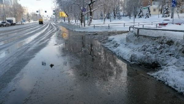 В Самаре на улице Ново-Садовой затопило тротуар