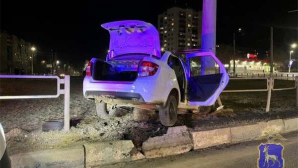 Под Самарой "Гранта" влетела в фонарный столб 29 марта