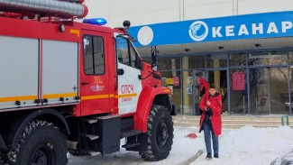 К моллу "LETOUT" в Самаре экстренно стянули спецтехнику 14 января