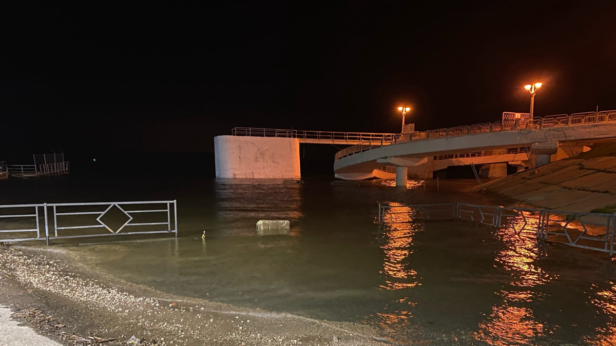 Уровни самара. Волга затопила набережную Самары. Самара набережная ноября 2022. Затапливаемые причалы. Набережную затопило.