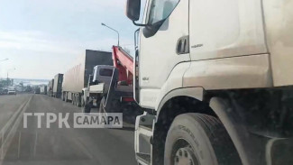 В Самарской области сотни фур встали в гигантской пробке на трассе М-5