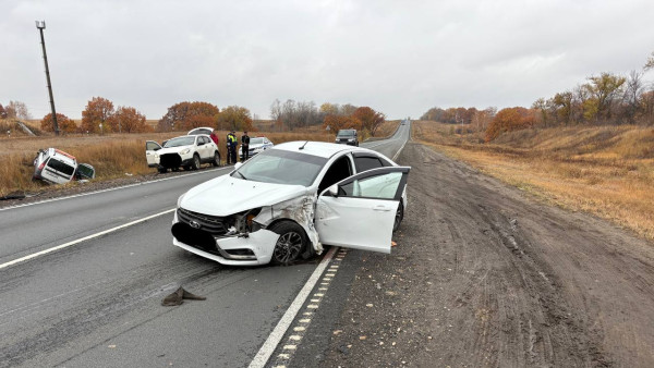 Появились кадры последствий лобового ДТП с участием Largus и Vesta под Самарой