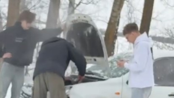 На трассе под Самарой машину снесло в кювет из-за снежной завесы