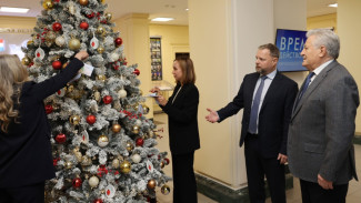 В Самарской Губернской Думе установили новогоднюю ель, которую украсят открытки с желаниями детей из ДНР 