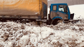 В Самарской области на М-5 легковушка и грузовик утонули в снегу после ДТП