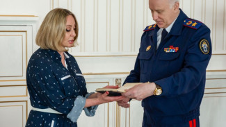 СК России вернул дочери космонавта Леонова книгу Юрия Гагарина с дарственной надписью автора